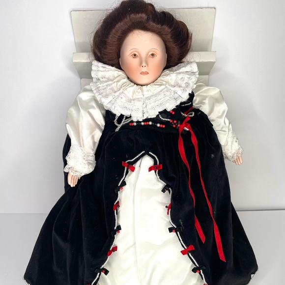 VINTAGE HEIRLOOM DOLLS "ELIZABETH I" DOLL+BOX+STAND - Picture 1 of 8